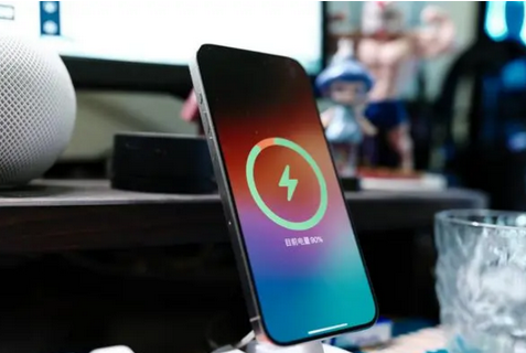 昌吉苹果15换屏服务分享用什么充电器给iPhone15充电更好 